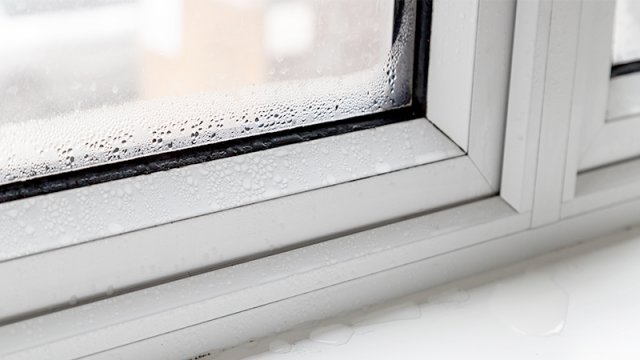 Accumulation de la condensation sur le bord d'une fenêtre